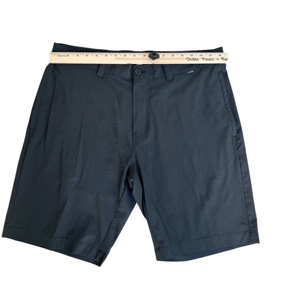Travis Mathew’s Men’s Black Golf Shorts - Picture 2 of 6